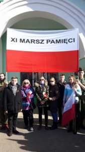 reprezentacja XIV LO w Gniezdowie tuż przed rozpoczęciem Marszu Pamięci1